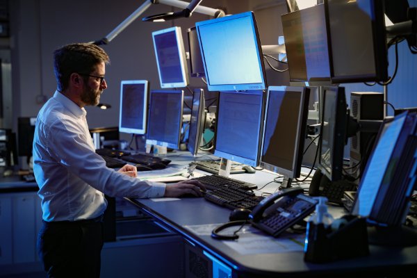 Train as a Radio Officer 